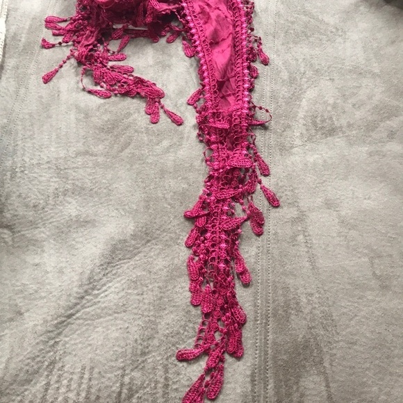 Burgundy lightweight scarf with crocheted fringe - Picture 4 of 4